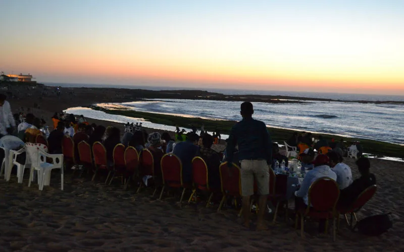 Playas de Marruecos se llenan de 'Ftour camping' : la nueva forma de romper el ayuno en Ramadán