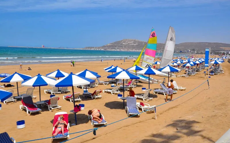 Playas secuestradas : El verano español, rehén de la ocupación ilegal y los precios abusivos
