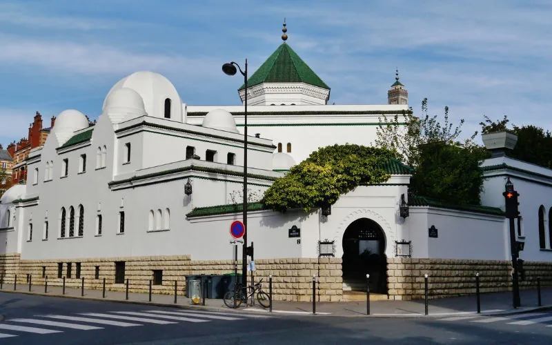 Polémica en Francia : La Gran Mezquita de París desafía a Attal sobre supuesto "entrismo islamista