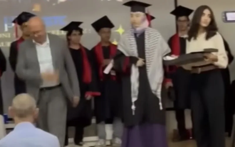 Polémica en Marruecos : Decano niega premio a estudiante por llevar kufiya palestina