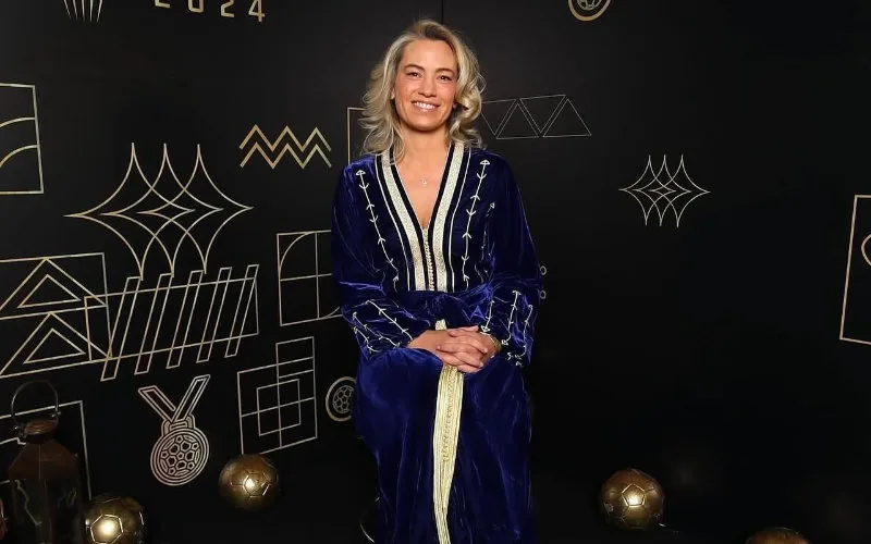 Polémica en Marruecos : Periodista francesa desata debate por lucir caftan tradicional en los CAF Awards