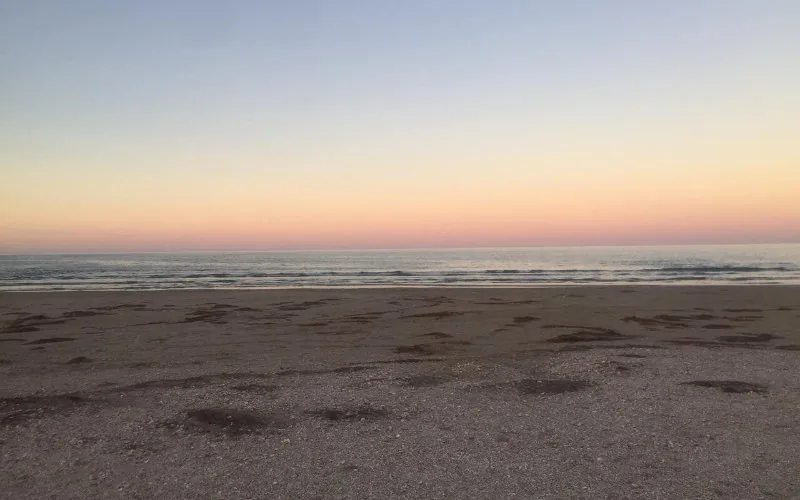 Polémica en Marruecos : Playa de Bocana cobra entrada y desata indignación ciudadana