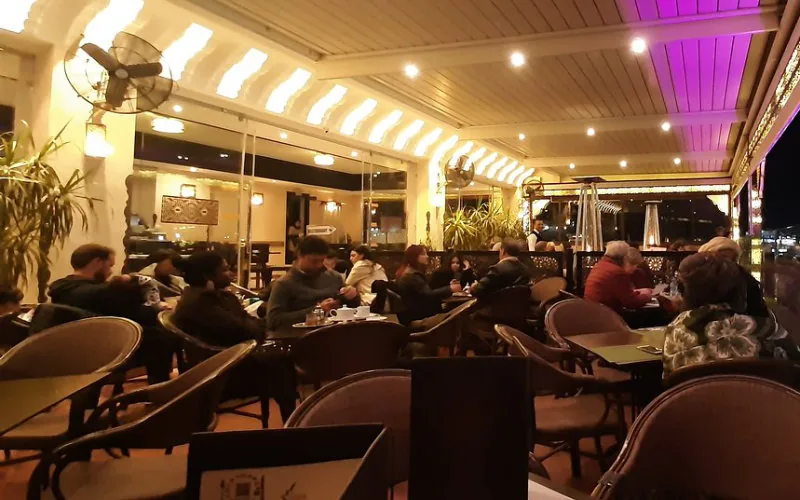 Polémica en Nador : Cafeterías excluyen a solteros y desatan debate social