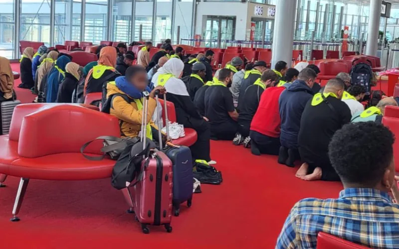 Polémica en Roissy : Oración musulmana masiva desata debate sobre culto en aeropuertos