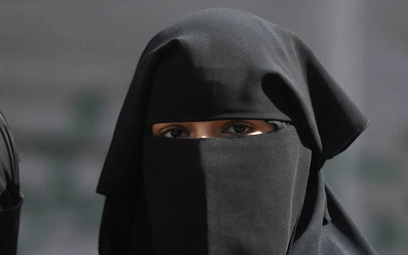 Polémica en Tánger : Profesora despedida por usar niqab desata debate sobre libertad religiosa en las aulas