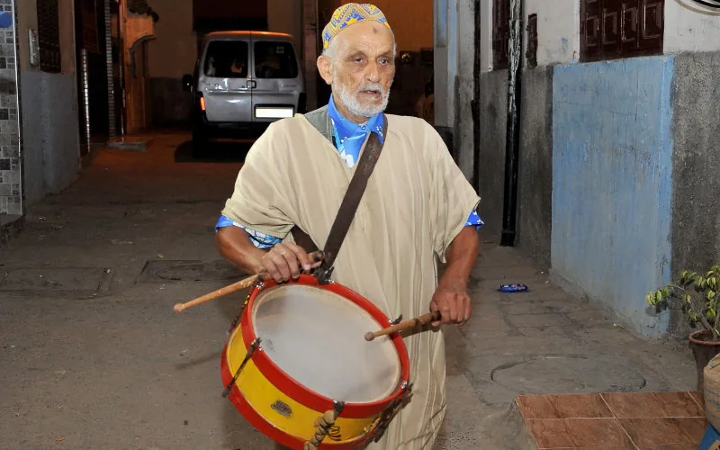 Polémica en Tánger : La tradición del tambor de Ramadán enfrenta críticas y pide renovación
