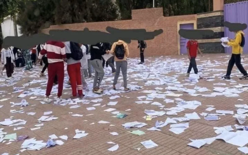 Polémica tradición escolar en Marruecos : Estudiantes destrozan libros para celebrar el fin de curso