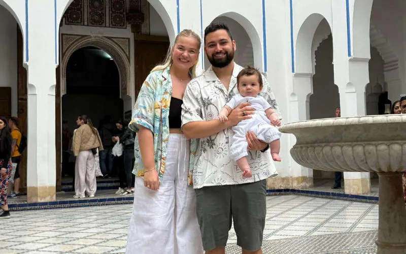 Polémica viral : Padres británicos dejan hijo en casa para vacacionar en Marruecos con bebé
