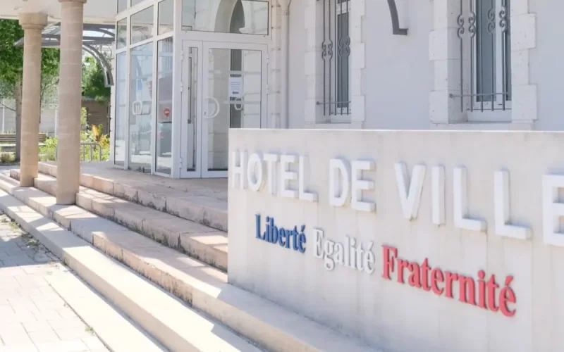 La prefectura quería que se marchara, pero la justicia finalmente la obliga a entregarle sus papeles