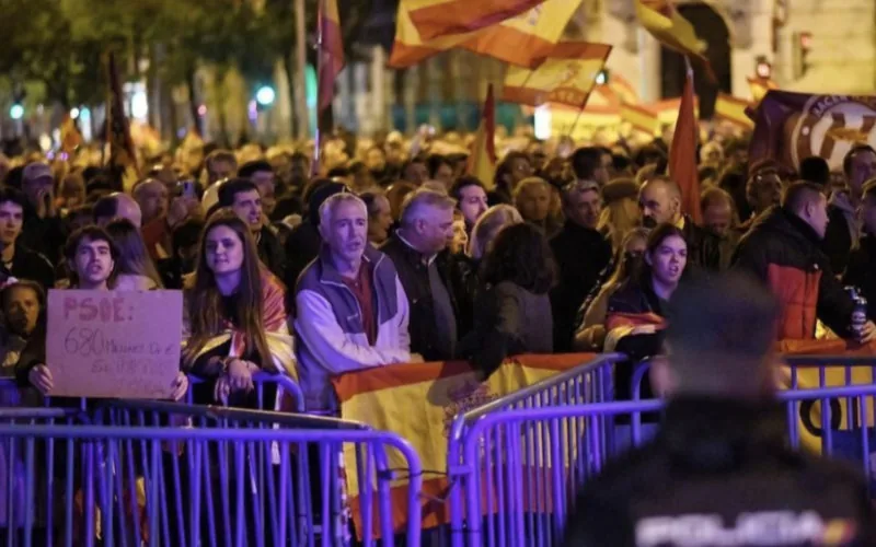 La protesta contra el pacto PSOE-Junts se tiñe de xenofobia en Madrid
