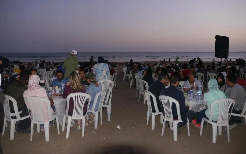 Ramadán en Marruecos : La amenaza ecológica de los iftares playeros