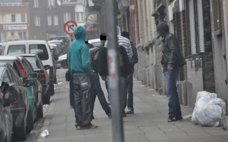 Redes criminales en Bruselas captan menores marroquíes por redes sociales para narcotráfico