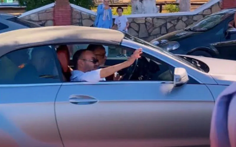 El rey Mohammed VI pasea en descapotable de lujo por M'diq : Vacaciones reales bajo el sol marroquí