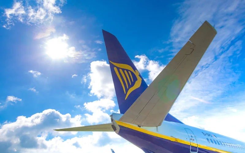 Ryanair impone multa de 100 euros por llegar tarde : Nueva política para mejorar puntualidad