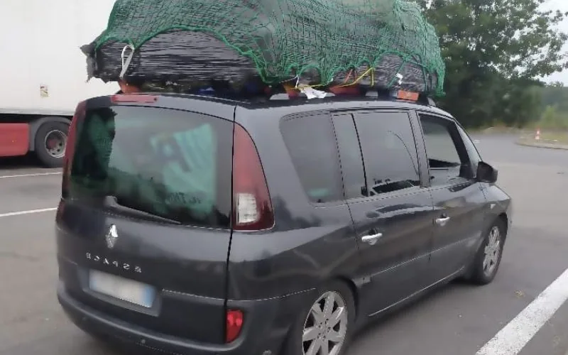 Sobrecarga extrema : Familia marroquí detenida en Francia con 400 kg de equipaje en el techo