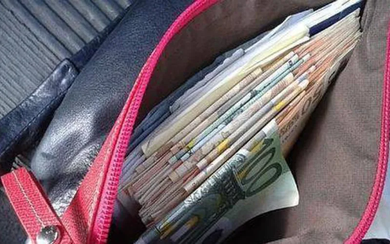 Solidaridad en Granada : Ciudadano devuelve 2.338 euros a viajero marroquí en estación de autobuses