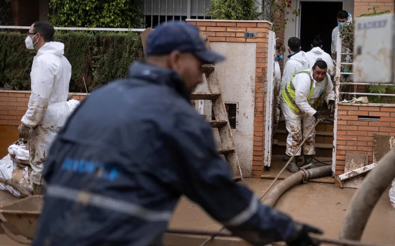 Solidaridad marroquí : 100 agentes y 37 camiones reconstruyen Valencia tras la Dana