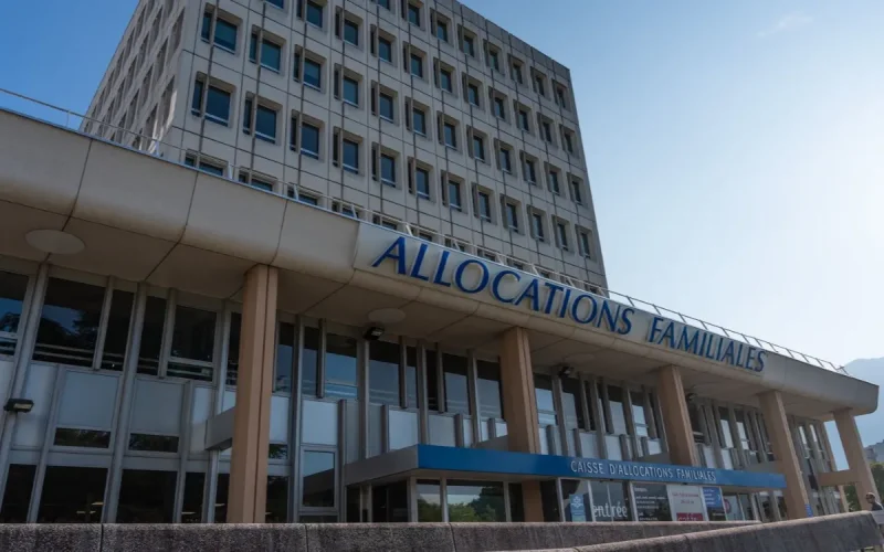 Su permiso de residencia italiano no es suficiente : la CAF reclama 2.160 euros a este marroquí