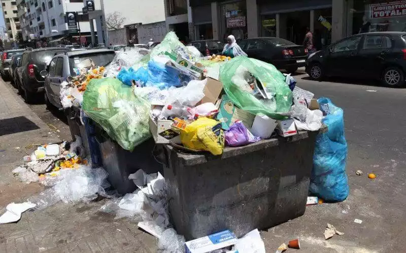 Témara en crisis : Vecinos exigen soluciones ante la invasión de basura en las calles