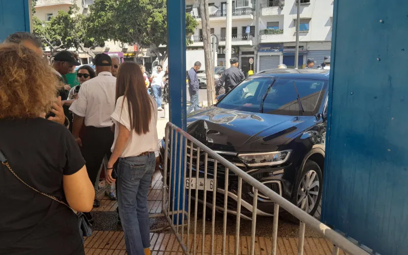 Tensión en Casablanca : coche embiste colegio electoral francés en Marruecos