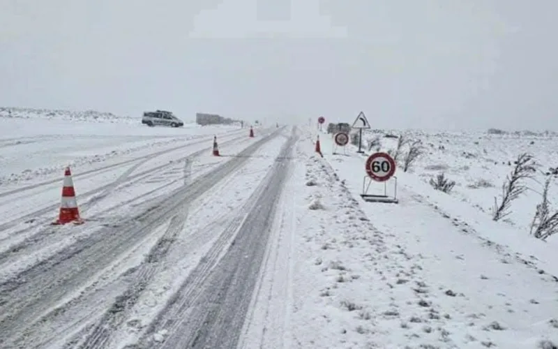 Tormenta de nieve histórica paraliza el Atlas Medio : caos en carreteras marroquíes