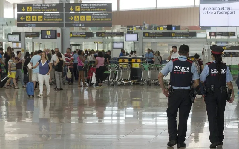 Tráfico de drogas : Mujer marroquí ingiere 2 kilos de hachís para burlar control en aeropuerto de Barcelona