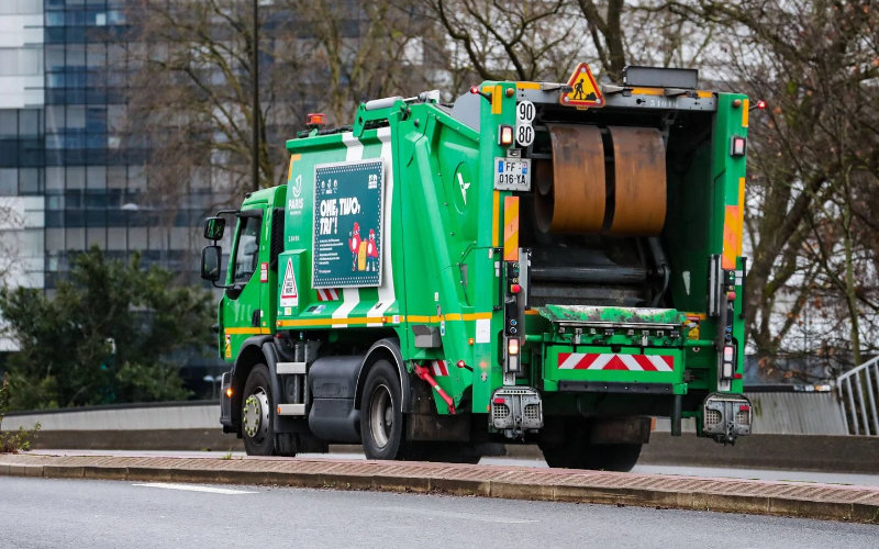 Tragedia en París : Familia busca la verdad sobre la muerte del pequeño Omar bajo un camión de basura