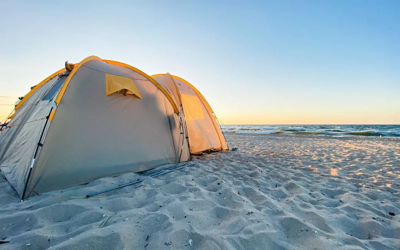 Turismo alternativo en Marruecos : El auge del camping playero frente a la inflación hotelera