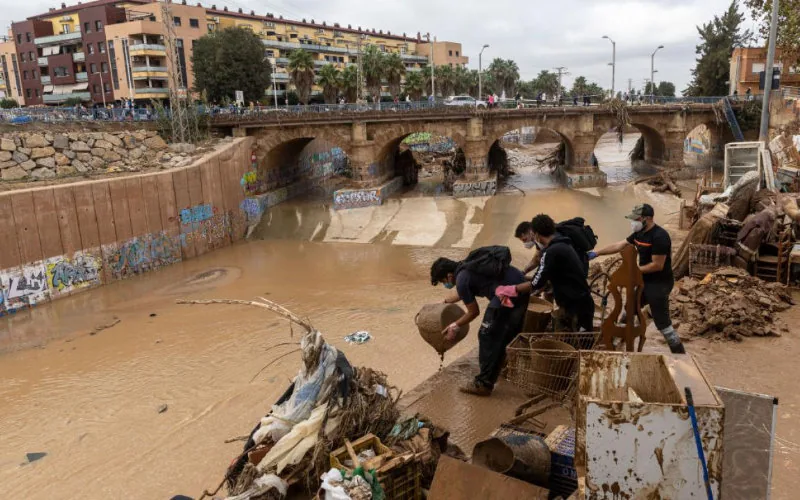 Valencia busca 30.000 obreros para su reconstrucción tras la devastación de la DANA