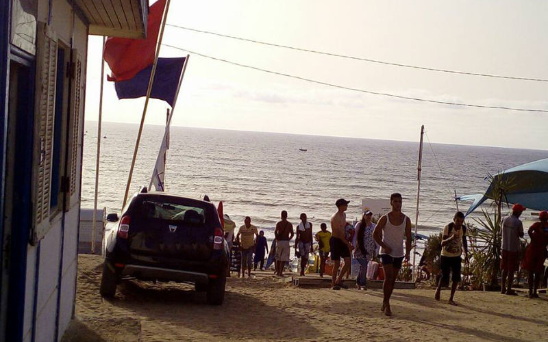 Los vehículos siembran el caos en las playas marroquíes