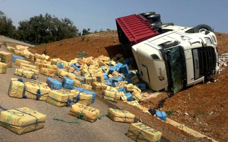 Vuelco de camión en Salé revela tráfico de cannabis : Gendarmería investiga